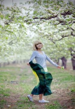 精选护眼小白花梨花下的少女小清新高清手机壁纸下载