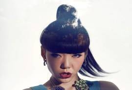 歌手吴莫愁怪异发型妩媚眼神桌面壁纸下载