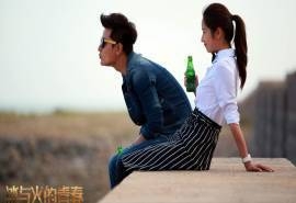 《冰与火的青春》江焱夏冰坐在海边图片壁纸下载