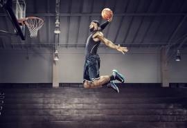 NBA球星勒布朗詹姆斯飞身灌篮电脑壁纸下载