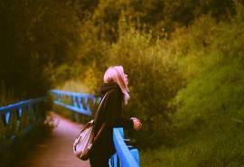 个性非主流染发美女户外游玩高清写真图片桌面壁纸