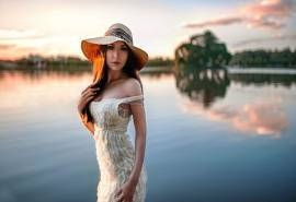 湖边的性感漂亮美女帽子电脑壁纸下载