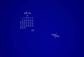 2015年9月日历蓝色天空中的飞机高清唯美特写图片壁纸