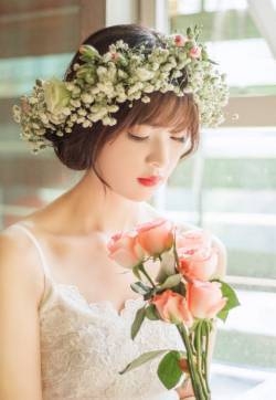 唯美花环清纯美女图片苹果手机壁纸下载