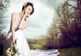 女神汤唯婚纱照手捧花桌面壁纸