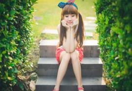 花园台阶上的可爱女孩桌面壁纸