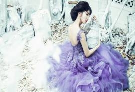 漂亮美女紫色裙子唯美桌面壁纸
