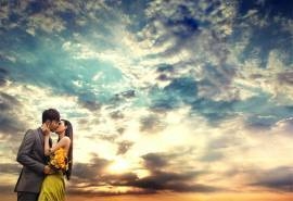 唯美夕阳下情侣海边写真高清壁纸图片