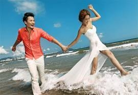 情侣海边尽情奔跑浪漫写真壁纸图片