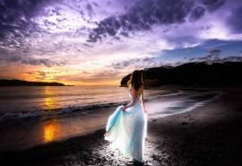海滩上的女孩唯美风景壁纸下载