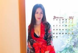 2017年2月甜美棒球帽可爱女生高清桌面日历壁纸