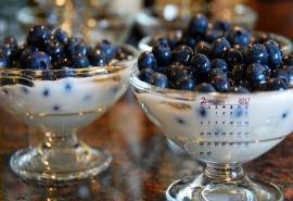 2017年2月清新可爱的蓝莓日历壁纸