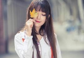 娃娃脸可爱美少女秋季街拍图片桌面壁纸