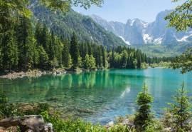 平静唯美的湖面风景图片桌面壁纸