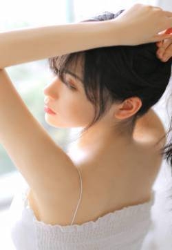 清纯长腿美女手机壁纸