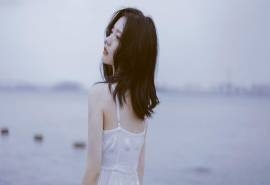 白皙清纯美女海边高清桌面壁纸