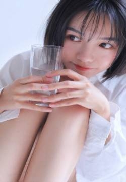 白衬衣短发美女手机壁纸