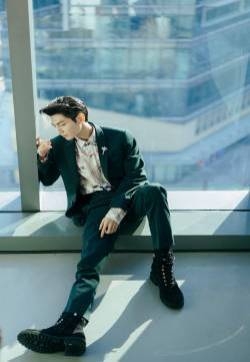 帅哥明星罗云熙手机壁纸图片