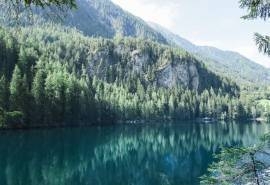 优美迷人的湖水风景电脑壁纸
