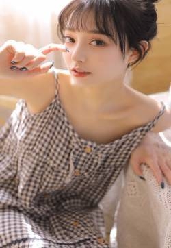 吊带睡裙美女手机壁纸