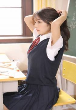 教室制服美女手机壁纸