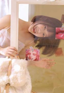 吊带短裤美女手机壁纸
