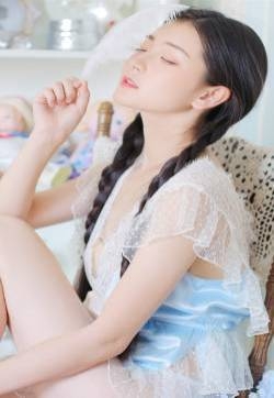 背心吊带美女手机壁纸