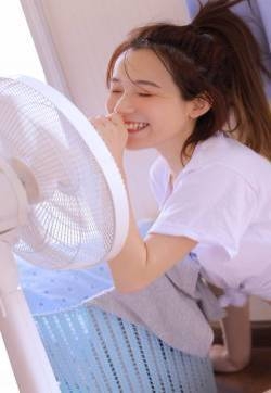 白净性感长腿美女手机壁纸