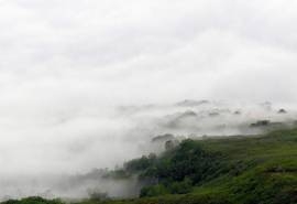 烟雾缭绕唯美风景图片桌面壁纸