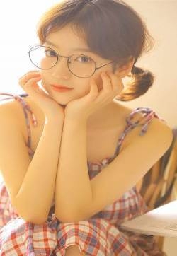 俏皮马尾辫美女手机壁纸