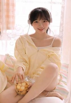 甜美女生居家写真手机壁纸