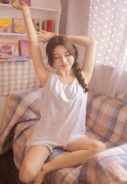 居家沙发美女手机壁纸