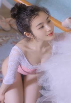 粉色舞蹈服美女手机壁纸