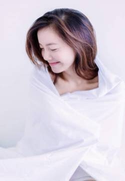 白净性感吊带美女手机壁纸