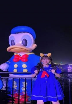 可爱美女迪士尼街拍高清手机壁纸