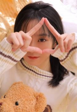 黑发童颜美少女美腿高清手机壁纸