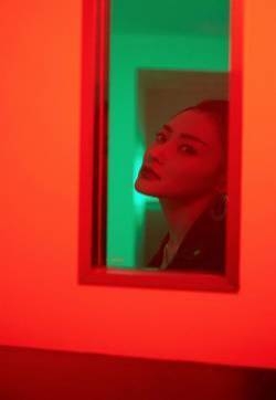 张天爱黑色皮衣光影性感写真手机壁纸