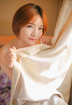 模特王尔琳蕾丝内衣写真性下面粉粉嫩嫩的小泬图片 / 第1页