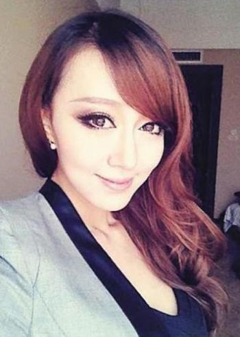 谢娜露美腿不怕冷 助理搀扶下楼梯躲采访第0张