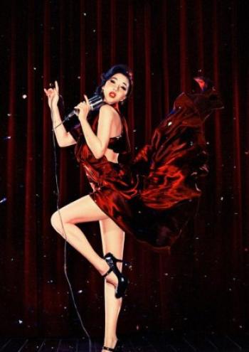 高清湖南吉首美女阿朵酒红长裙演绎旧上海歌女第0张