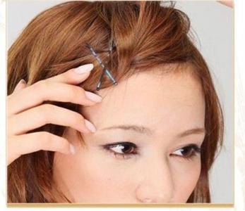90后清纯可人的短发美女惹人怜爱的床上私房照第4张