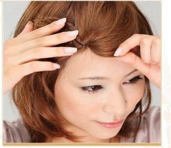 90后清纯可人的短发美女惹人怜爱的床上私房照第5张