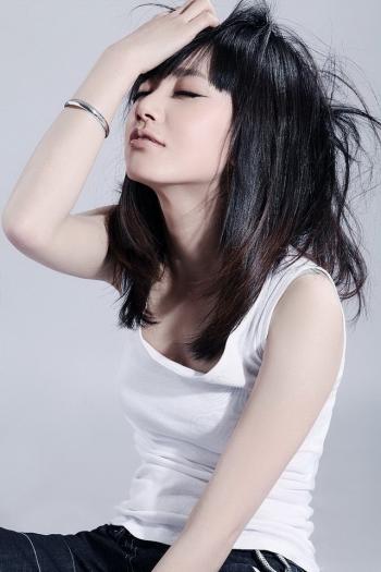 清纯美女短发夏日阳光清新室外写真第0张