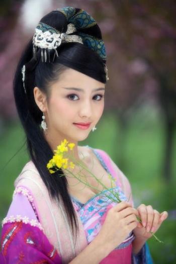 高清中国内地新疆伊犁影视女演员佟丽娅性感妩媚写真图片第0张