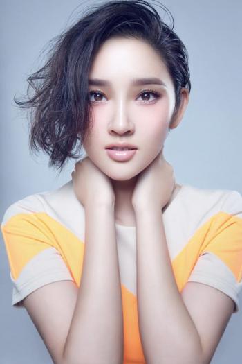 高清中国内地四川女演员唐艺昕：梨涡浅笑第0张