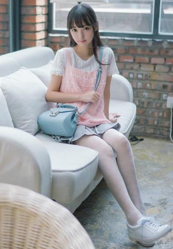 最新非主流美女肤白貌美的性感女生养眼私房照图片第0张