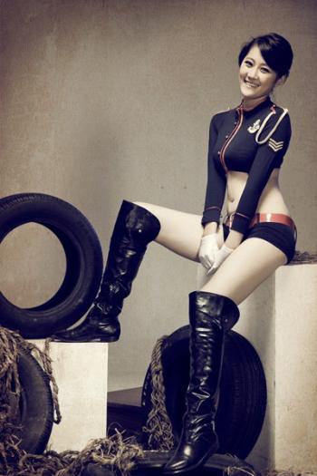 车模女兵装束性感威武写真第4张