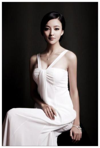 熟女突变画风校服装美女写真图片第3张