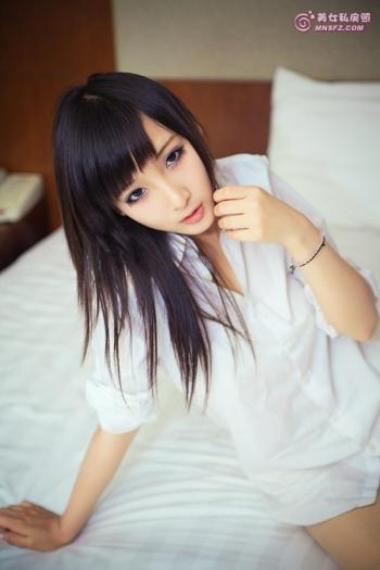 清纯美女 白色衬衫下诱惑写真美女图片第2张