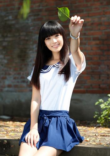 演员何花小清新写真  学生妹清新装扮第0张